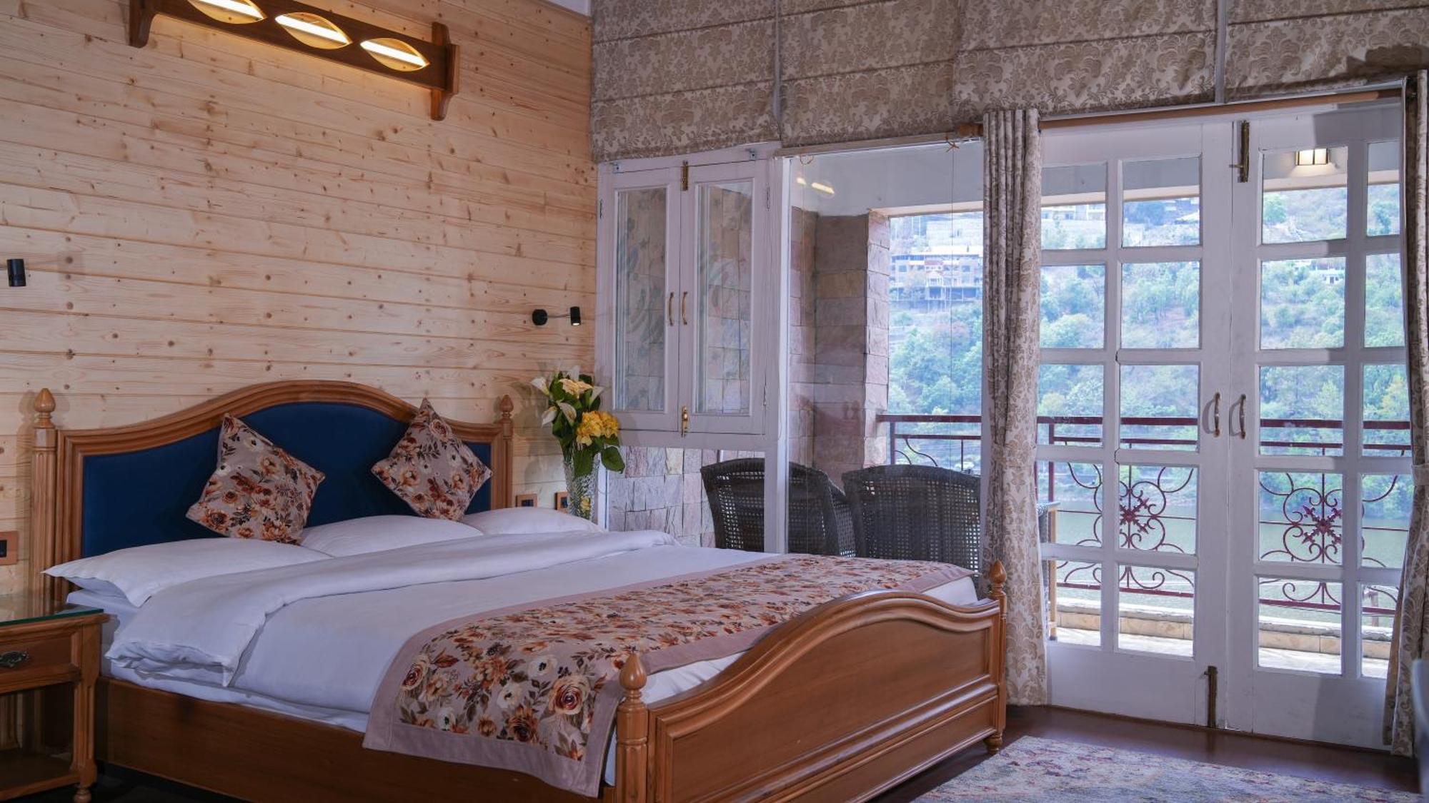 Neelesh Inn- A Luxury Lake View Hotel- 20 Kms From Nainital Bhīm Tāl Dış mekan fotoğraf