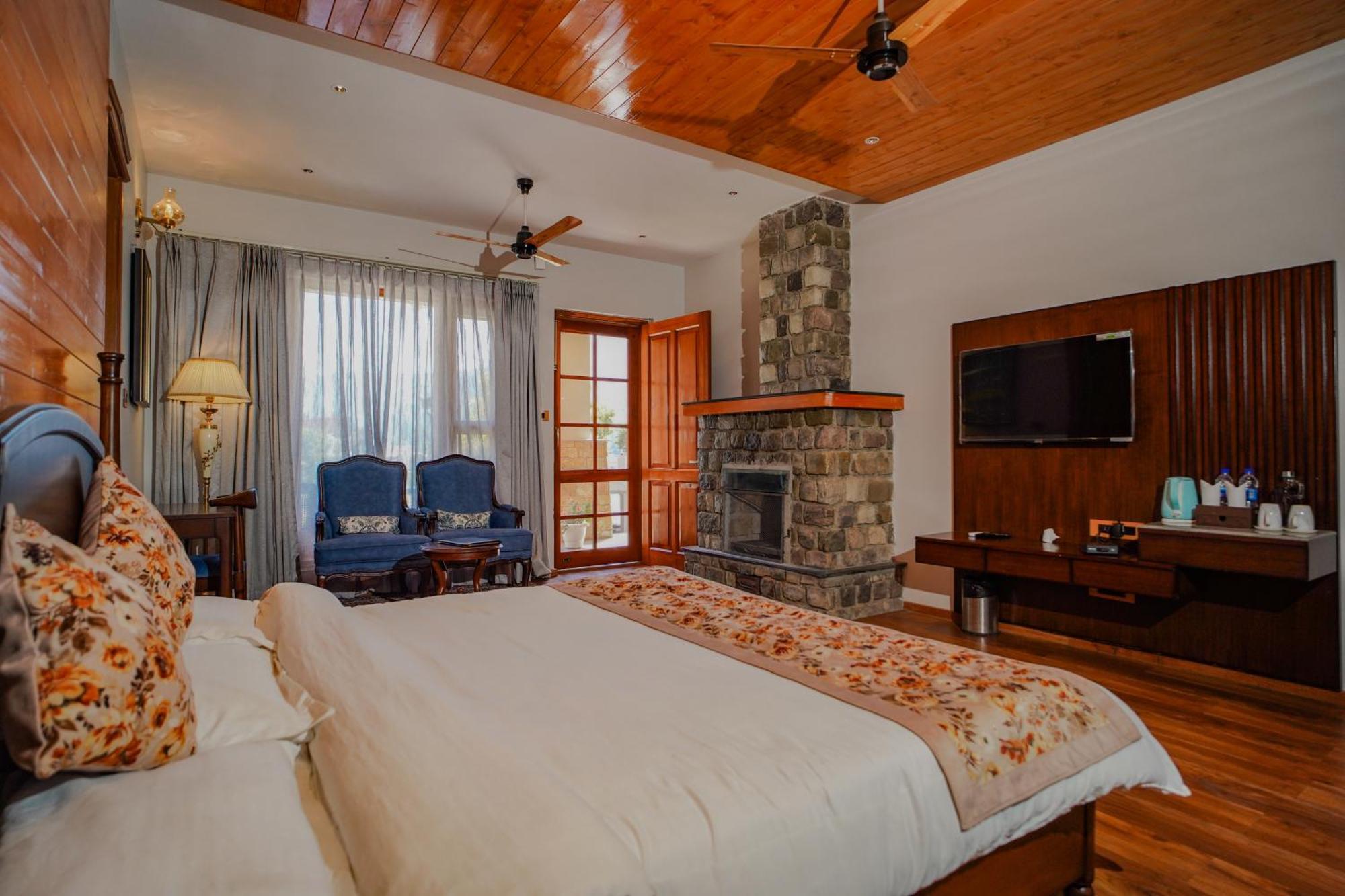 Neelesh Inn- A Luxury Lake View Hotel- 20 Kms From Nainital Bhīm Tāl Dış mekan fotoğraf