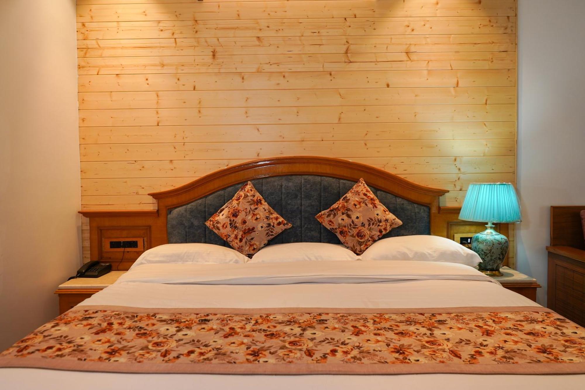 Neelesh Inn- A Luxury Lake View Hotel- 20 Kms From Nainital Bhīm Tāl Dış mekan fotoğraf